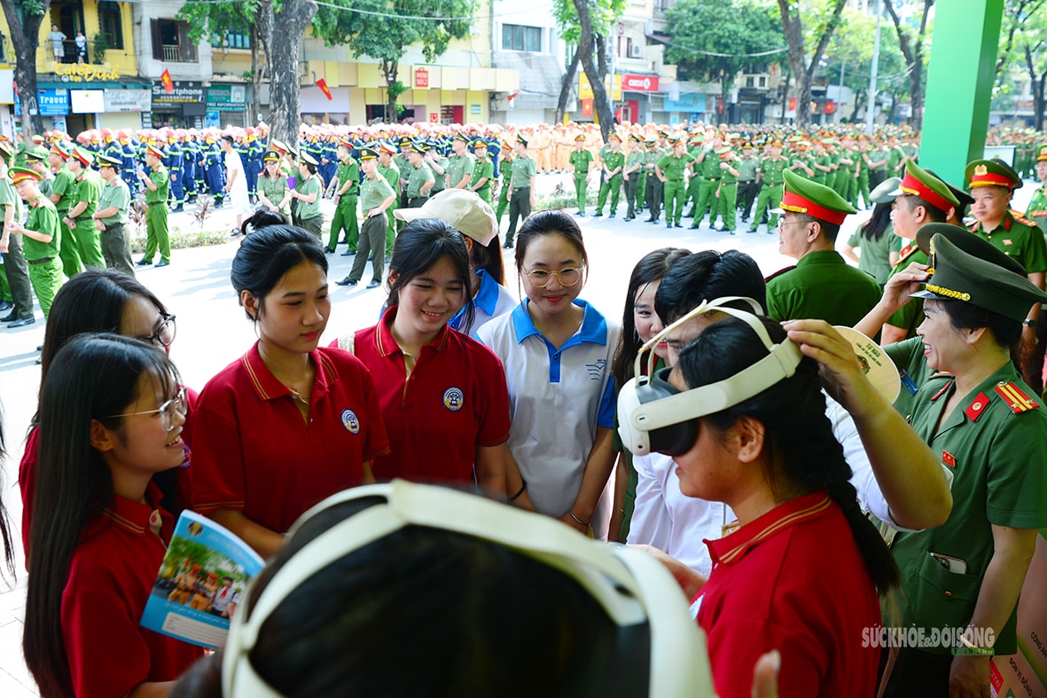 Một ngày trải nghiệm 'Tổ quốc bình yên' giữa lòng Thủ đô- Ảnh 8.