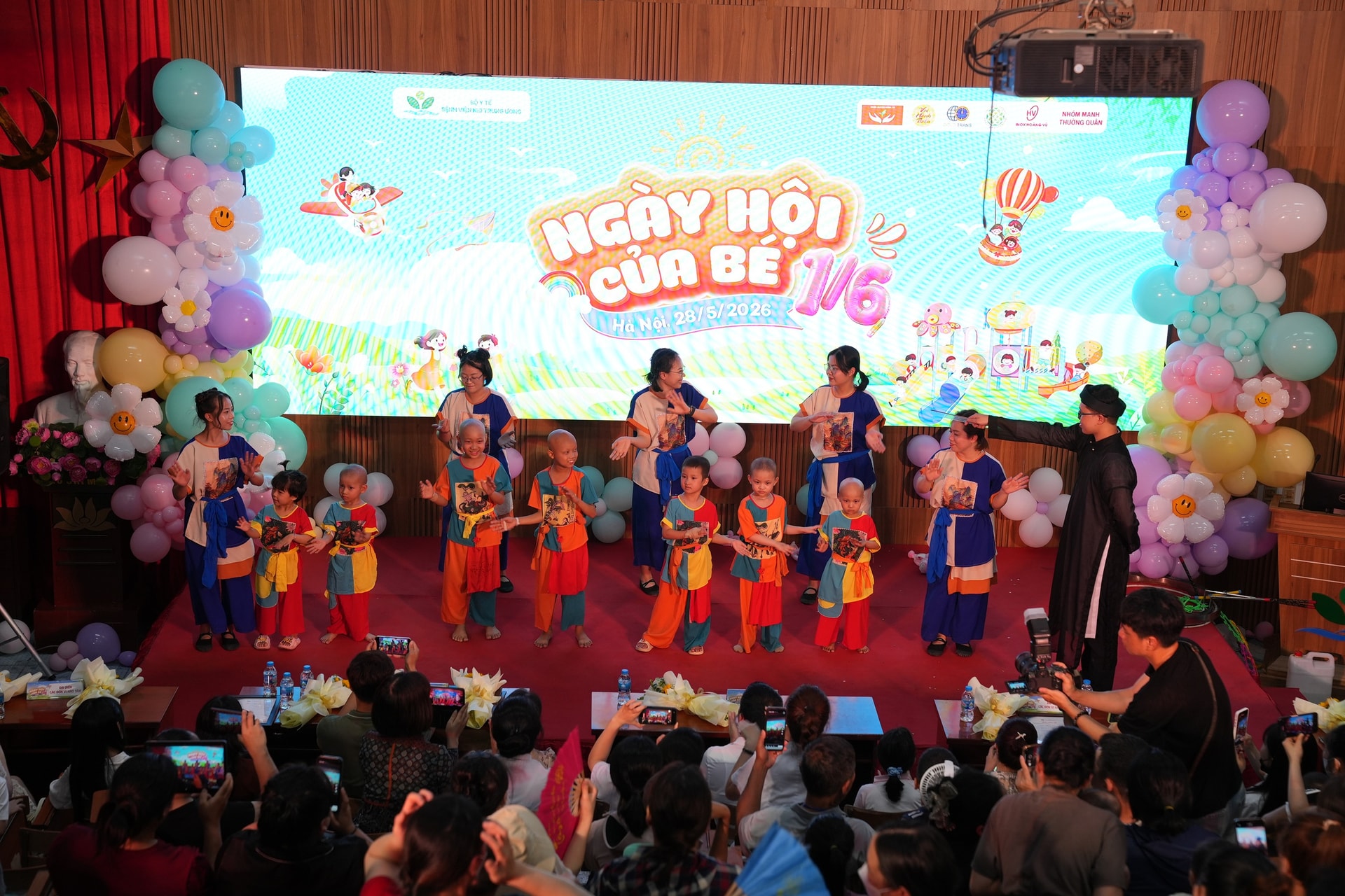 Mang Tết Thiếu nhi đủ đầy đến với những em nhỏ đang điều trị trong bệnh viện- Ảnh 2. Mang Tết Thiếu nhi đủ đầy đến với những em nhỏ đang điều trị trong bệnh viện- Ảnh 2.