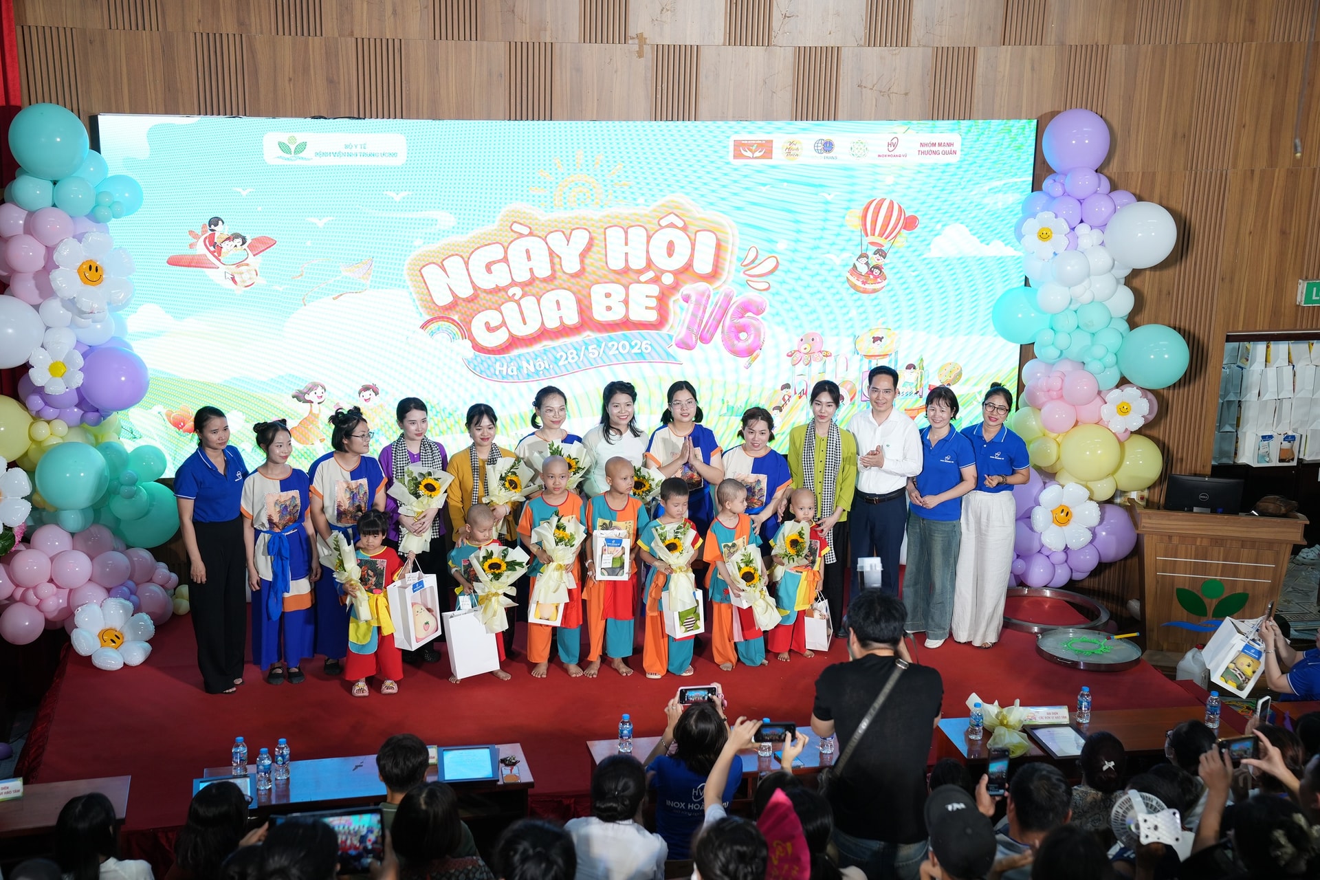Mang Tết Thiếu nhi đủ đầy đến với những em nhỏ đang điều trị trong bệnh viện- Ảnh 3. Mang Tết Thiếu nhi đủ đầy đến với những em nhỏ đang điều trị trong bệnh viện- Ảnh 3.