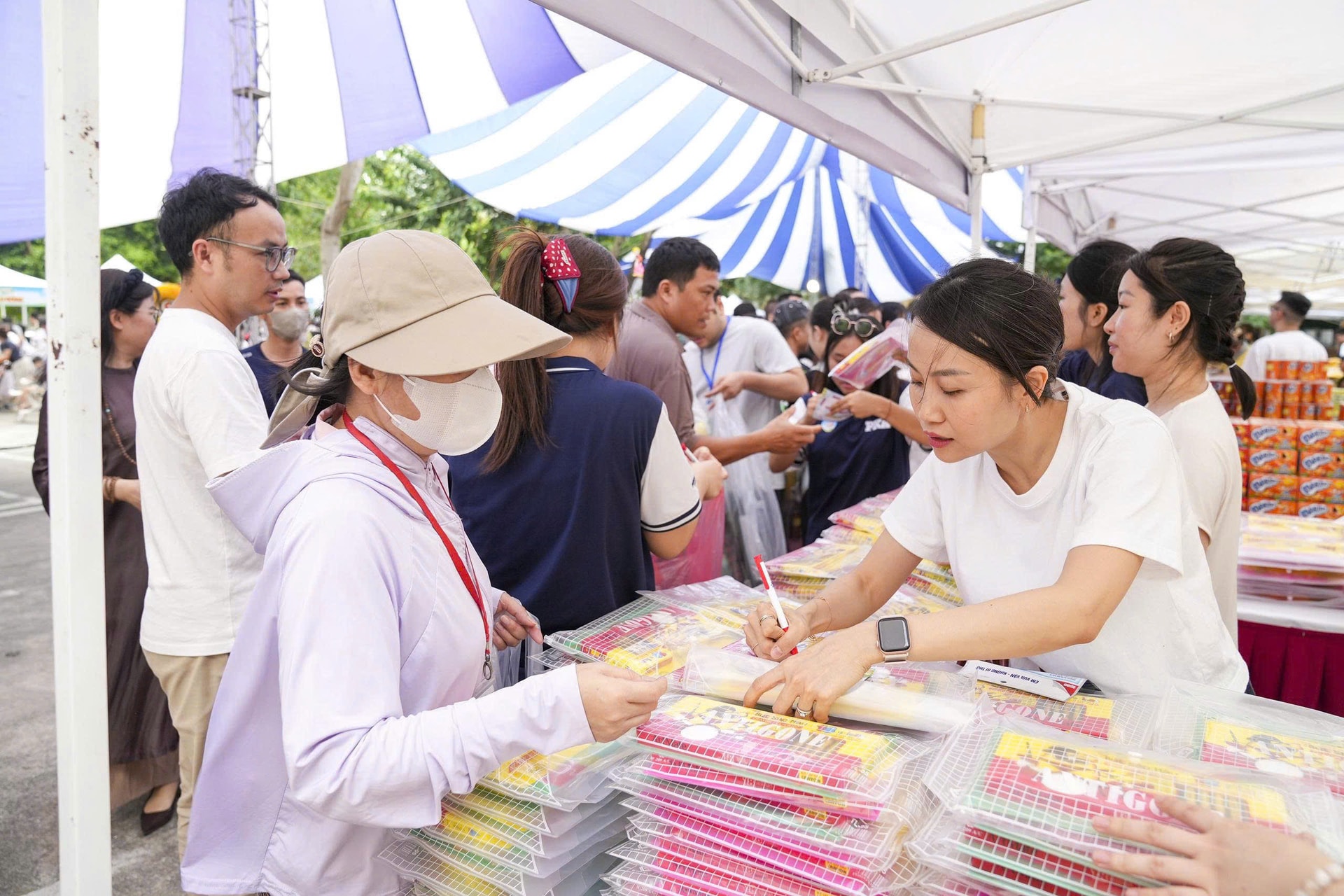 Mang Tết Thiếu nhi đủ đầy đến với những em nhỏ đang điều trị trong bệnh viện- Ảnh 5. Mang Tết Thiếu nhi đủ đầy đến với những em nhỏ đang điều trị trong bệnh viện- Ảnh 5.