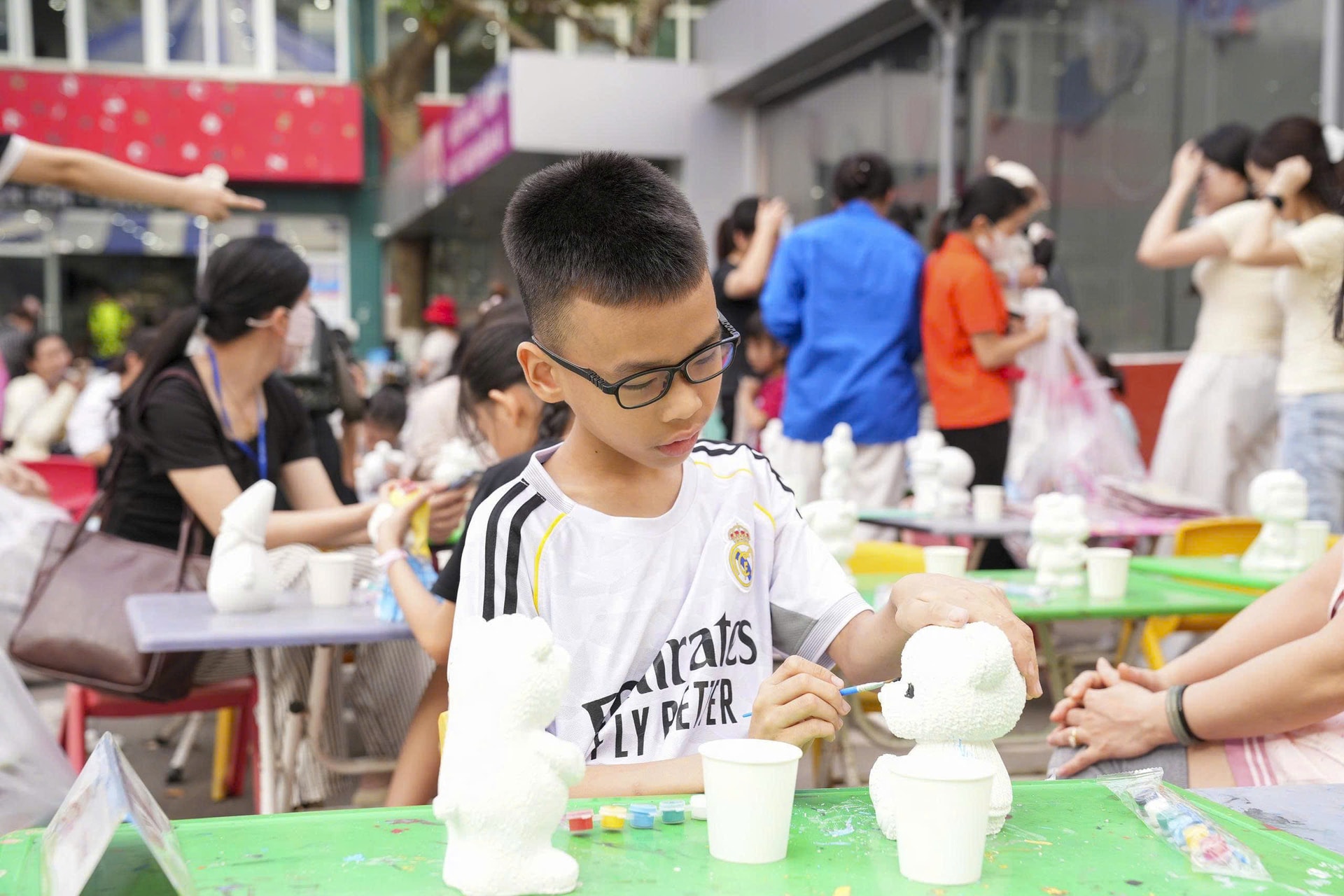 Mang Tết Thiếu nhi đủ đầy đến với những em nhỏ đang điều trị trong bệnh viện- Ảnh 7. Mang Tết Thiếu nhi đủ đầy đến với những em nhỏ đang điều trị trong bệnh viện- Ảnh 7.