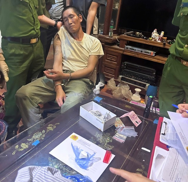 Bắt đối tượng tàng trữ ma túy, phát hiện nhiều súng và vũ khí- Ảnh 1.