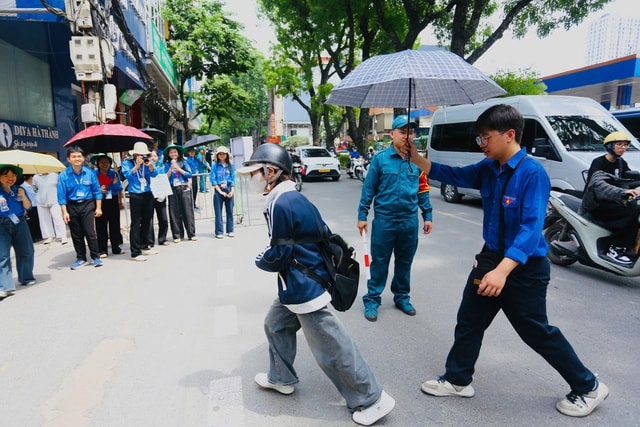 Nữ sinh đi xe chuyên dụng của CSGT kịp đến phòng thi vào lớp 10- Ảnh 4. Nữ sinh đi xe chuyên dụng của CSGT kịp đến phòng thi vào lớp 10- Ảnh 4.