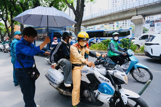 Nữ sinh đi xe chuyên dụng của CSGT kịp đến phòng thi vào lớp 10- Ảnh 3. Nữ sinh đi xe chuyên dụng của CSGT kịp đến phòng thi vào lớp 10- Ảnh 3.