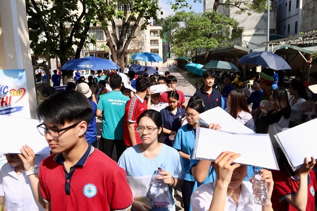 Ngày thi đầu vào 10 tại Hà Nội: Hai trường hợp vi phạm quy chế- Ảnh 1.