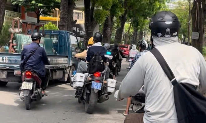 Nữ sinh đi xe chuyên dụng của CSGT kịp đến phòng thi vào lớp 10- Ảnh 2. Nữ sinh đi xe chuyên dụng của CSGT kịp đến phòng thi vào lớp 10- Ảnh 2.
