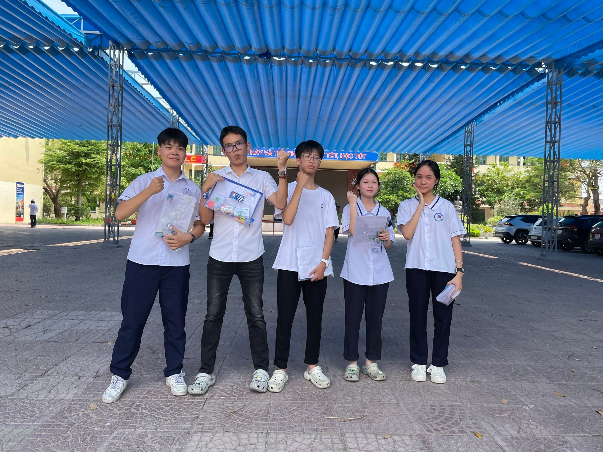 Hình ảnh đáng yêu tại kỳ thi vào lớp 10 ở Hải Phòng hôm nay- Ảnh 9. Hình ảnh đáng yêu tại kỳ thi vào lớp 10 ở Hải Phòng hôm nay- Ảnh 9.
