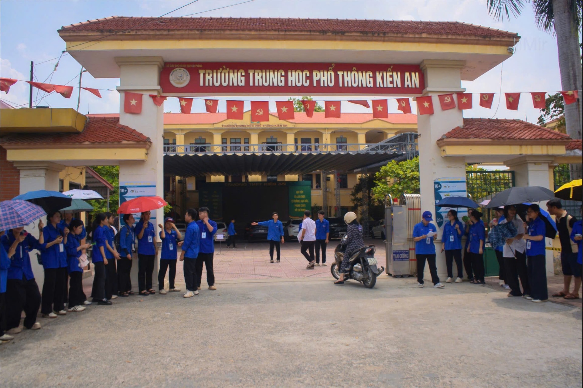 Hình ảnh đáng yêu tại kỳ thi vào lớp 10 ở Hải Phòng hôm nay- Ảnh 5. Hình ảnh đáng yêu tại kỳ thi vào lớp 10 ở Hải Phòng hôm nay- Ảnh 5.
