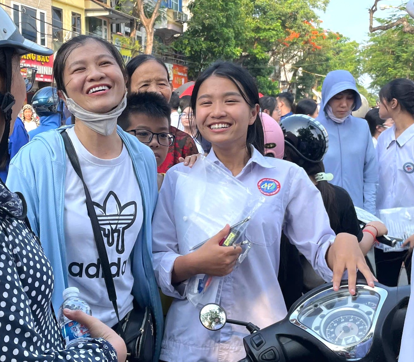 Thí sinh Hải Phòng 'thở phào' sau môn thi đầu tiên vào lớp 10- Ảnh 3. Thí sinh Hải Phòng 'thở phào' sau môn thi đầu tiên vào lớp 10- Ảnh 3.