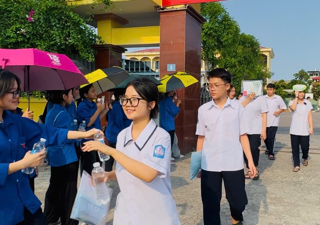 Thí sinh Hải Phòng 'thở phào' sau môn thi đầu tiên vào lớp 10- Ảnh 4. Thí sinh Hải Phòng 'thở phào' sau môn thi đầu tiên vào lớp 10- Ảnh 4.