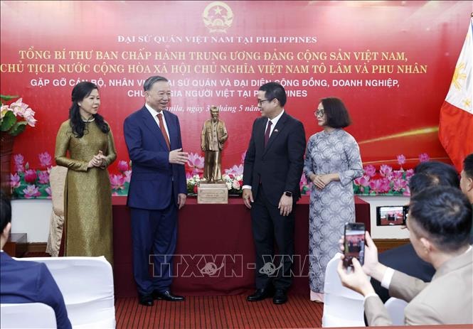 Tổng Bí thư, Chủ tịch nước và Phu nhân gặp gỡ cộng đồng người Việt Nam tại Philippines- Ảnh 3. Tổng Bí thư, Chủ tịch nước và Phu nhân gặp gỡ cộng đồng người Việt Nam tại Philippines- Ảnh 3.