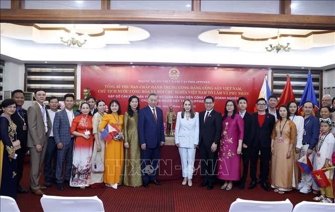 Tổng Bí thư, Chủ tịch nước và Phu nhân gặp gỡ cộng đồng người Việt Nam tại Philippines- Ảnh 5. Tổng Bí thư, Chủ tịch nước và Phu nhân gặp gỡ cộng đồng người Việt Nam tại Philippines- Ảnh 5.