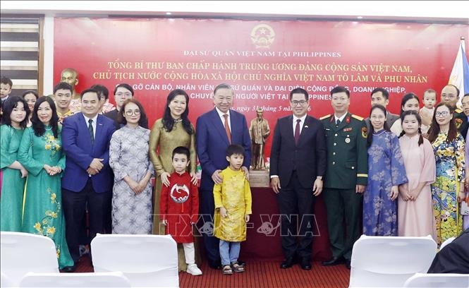 Tổng Bí thư, Chủ tịch nước và Phu nhân gặp gỡ cộng đồng người Việt Nam tại Philippines- Ảnh 4. Tổng Bí thư, Chủ tịch nước và Phu nhân gặp gỡ cộng đồng người Việt Nam tại Philippines- Ảnh 4.