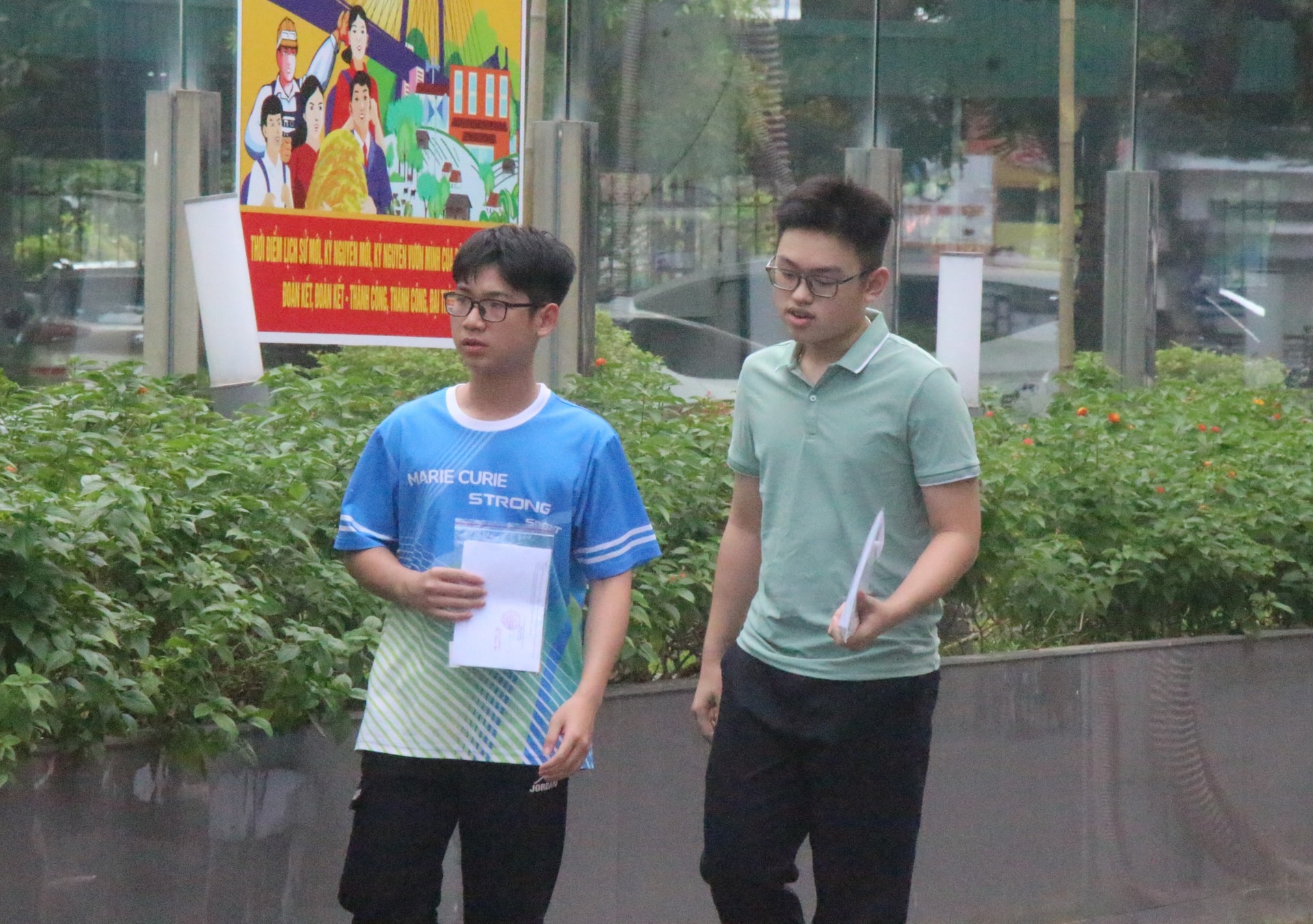 Thí sinh Hải Phòng 'thở phào' sau môn thi đầu tiên vào lớp 10- Ảnh 1. Thí sinh Hải Phòng 'thở phào' sau môn thi đầu tiên vào lớp 10- Ảnh 1.