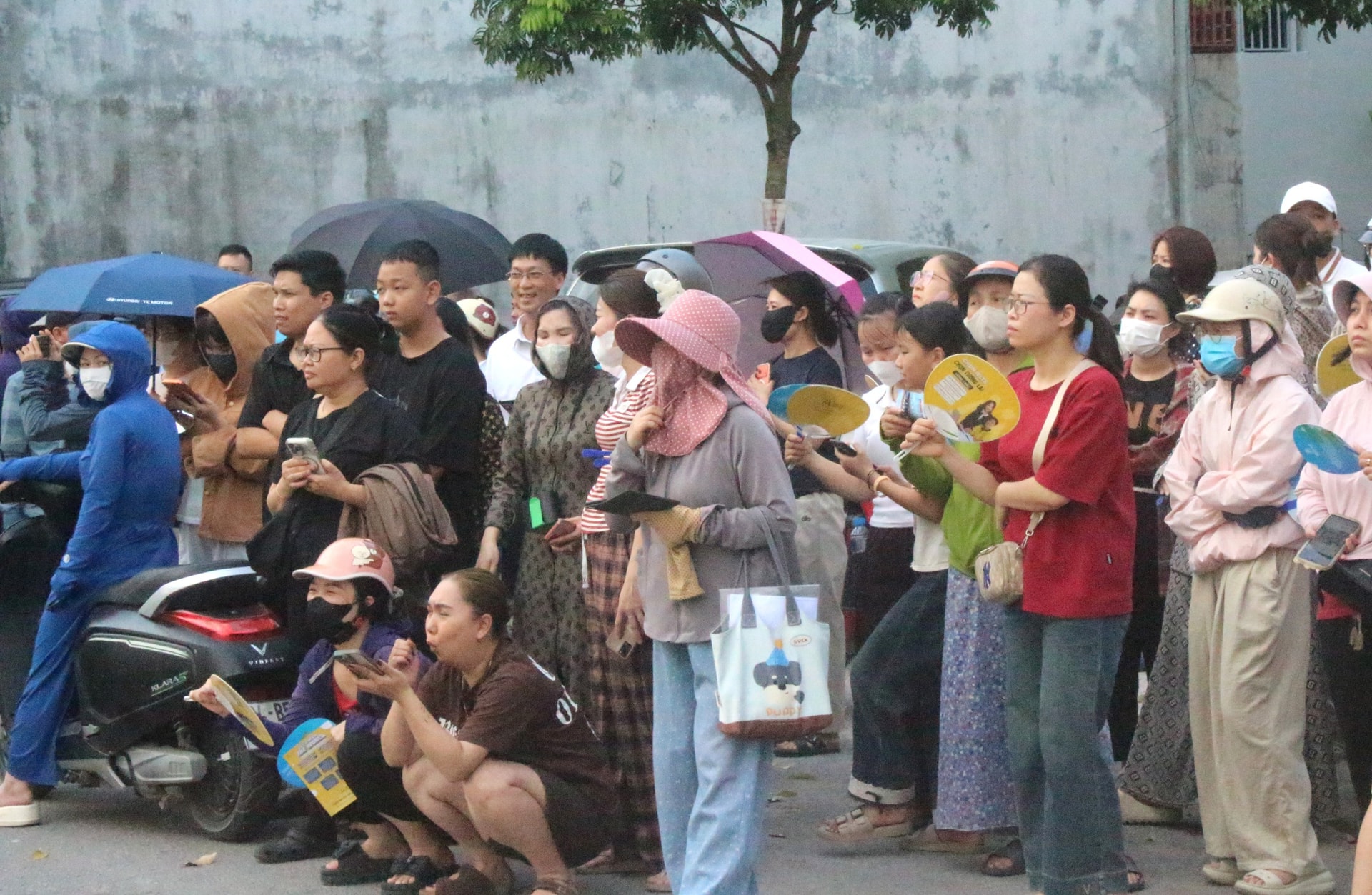 Thí sinh Hải Phòng 'thở phào' sau môn thi đầu tiên vào lớp 10- Ảnh 9. Thí sinh Hải Phòng 'thở phào' sau môn thi đầu tiên vào lớp 10- Ảnh 9.