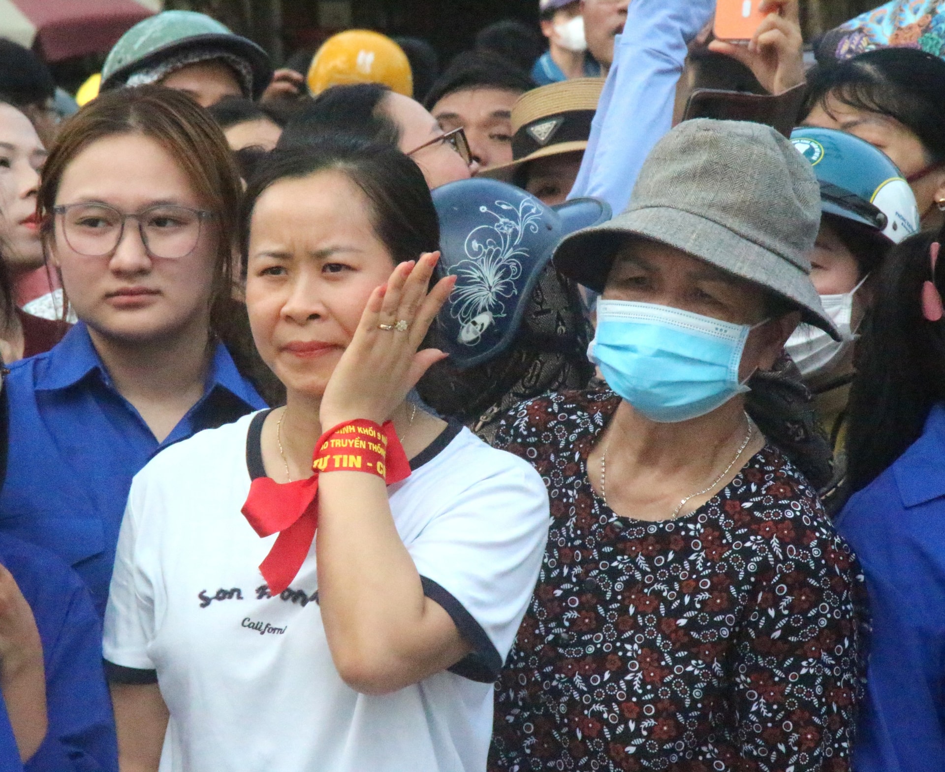 Thí sinh Hải Phòng 'thở phào' sau môn thi đầu tiên vào lớp 10- Ảnh 8. Thí sinh Hải Phòng 'thở phào' sau môn thi đầu tiên vào lớp 10- Ảnh 8.