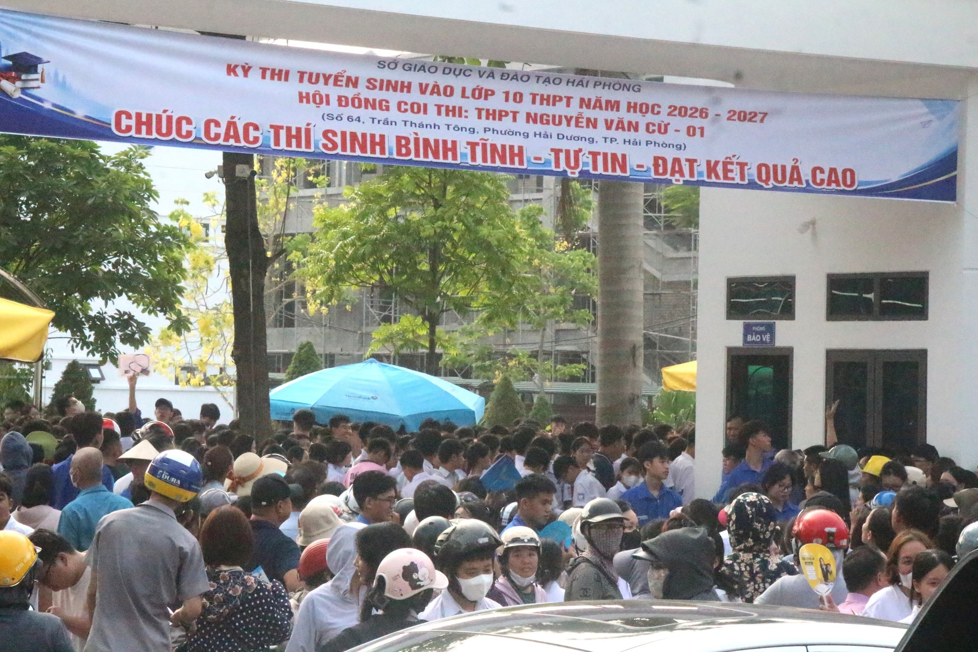 Thí sinh Hải Phòng 'thở phào' sau môn thi đầu tiên vào lớp 10- Ảnh 2. Thí sinh Hải Phòng 'thở phào' sau môn thi đầu tiên vào lớp 10- Ảnh 2.