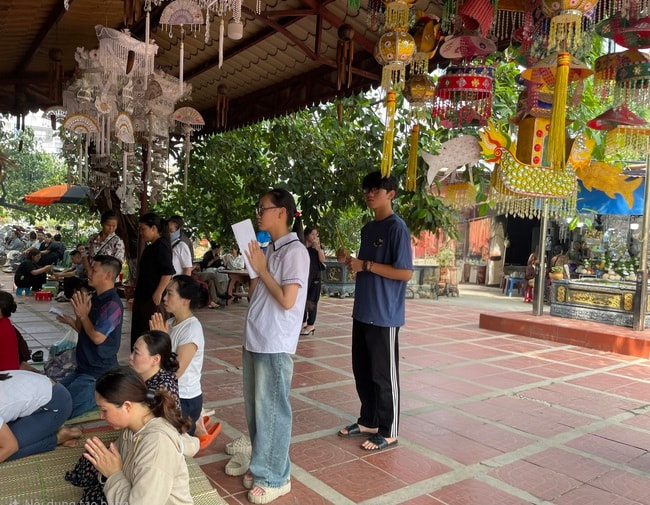 Sĩ tử Hải Phòng dâng hương cầu may trước giờ thi vào lớp 10 - Ảnh 3.