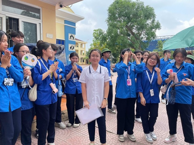 Sĩ tử Hải Phòng dâng hương cầu may trước giờ thi vào lớp 10 - Ảnh 5.