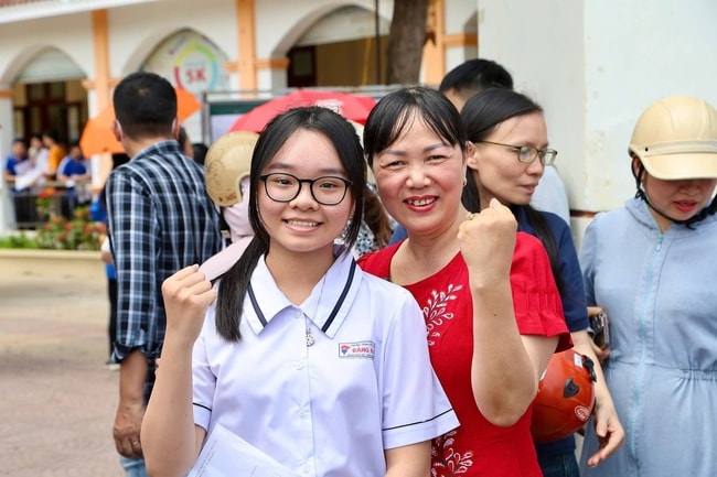 Hình ảnh đáng yêu tại kỳ thi vào lớp 10 ở Hải Phòng hôm nay- Ảnh 7. Hình ảnh đáng yêu tại kỳ thi vào lớp 10 ở Hải Phòng hôm nay- Ảnh 7.