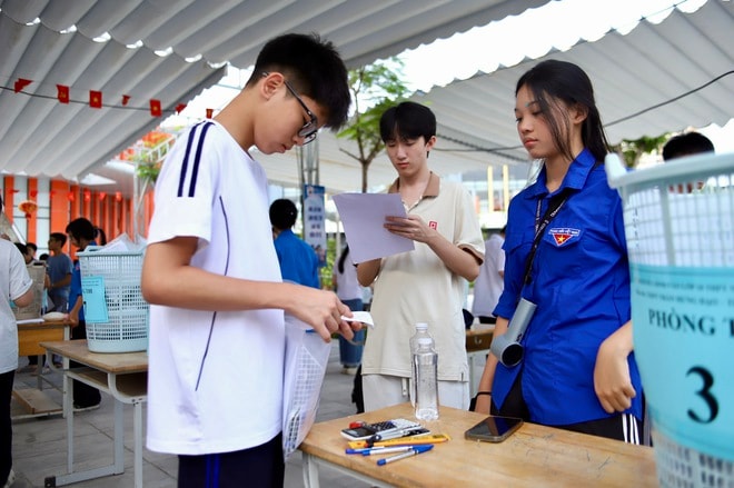 Hình ảnh sĩ tử Hà Nội trước giờ làm bài thi môn Toán lớp 10- Ảnh 8.