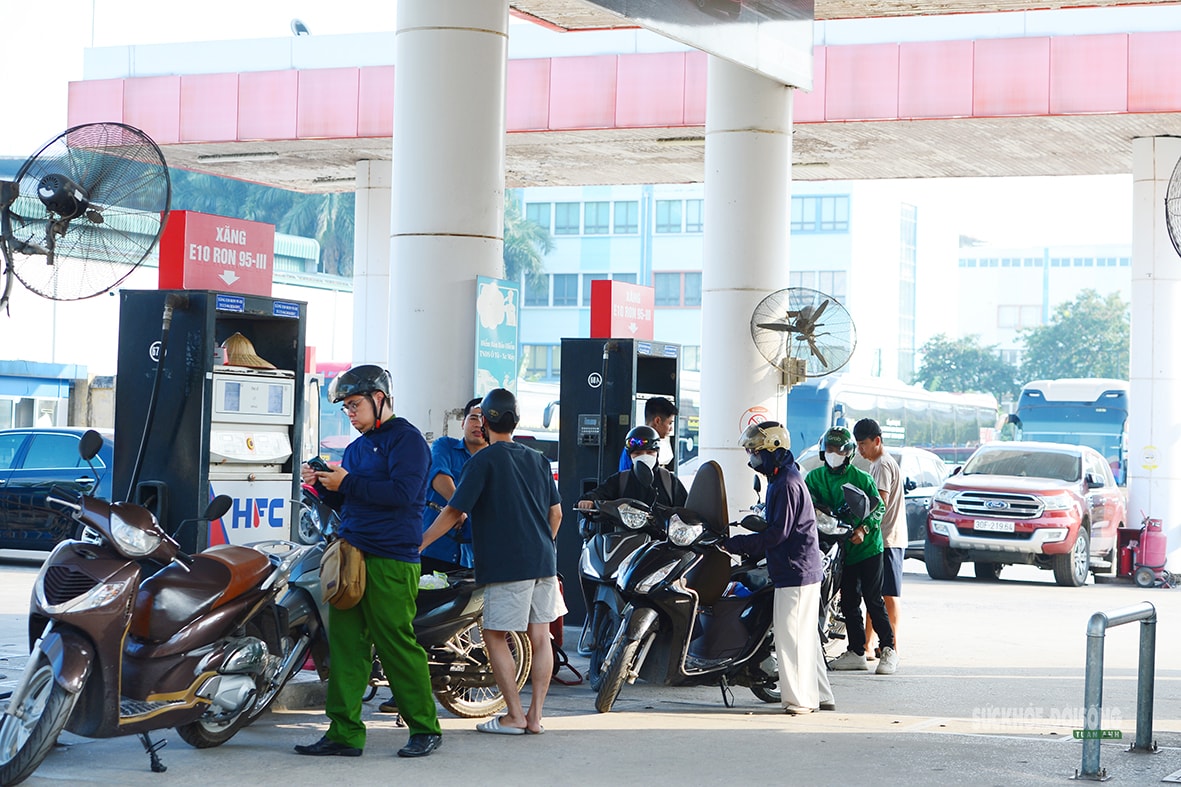 Ngày đầu xăng E10 chính thức bán ra thị trường- Ảnh 1.