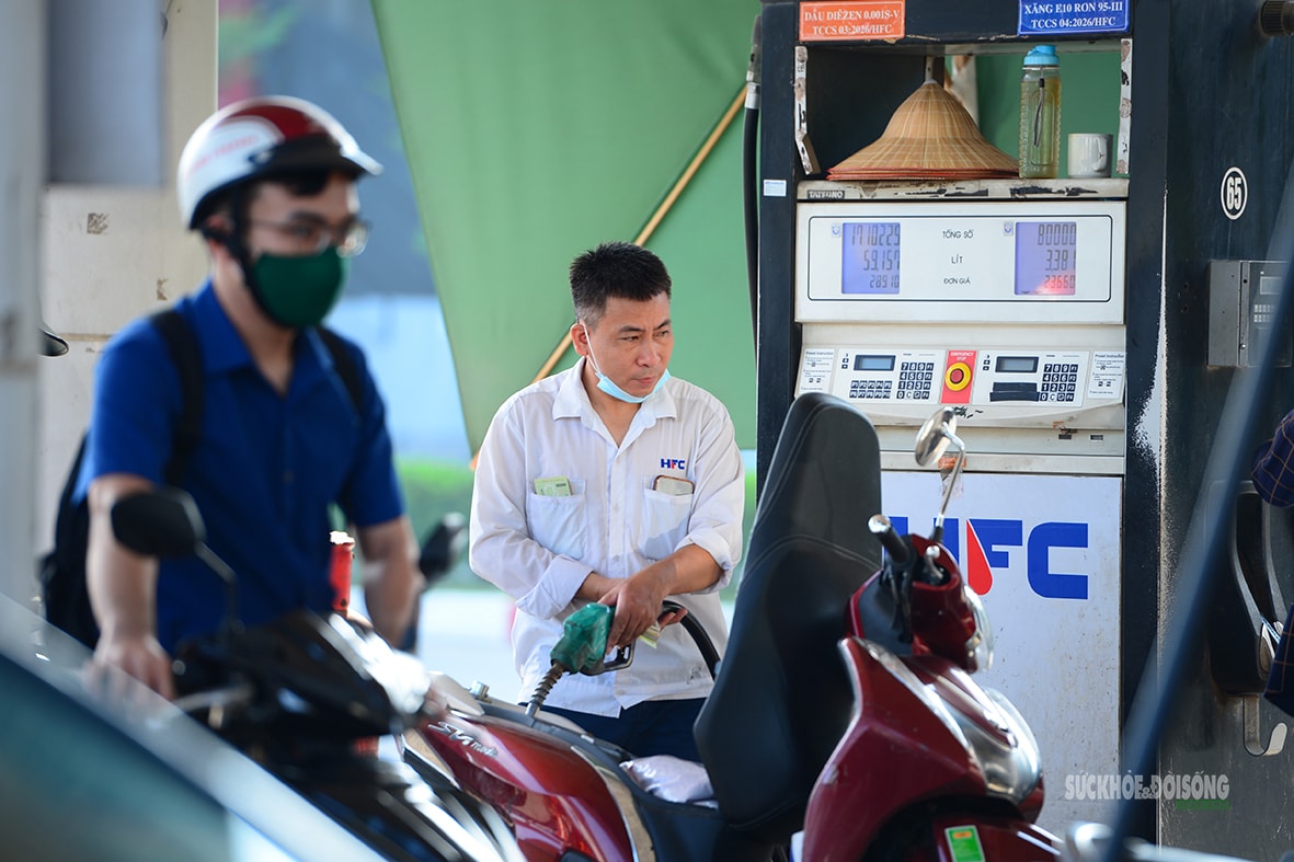 Ngày đầu xăng E10 chính thức bán ra thị trường- Ảnh 10.