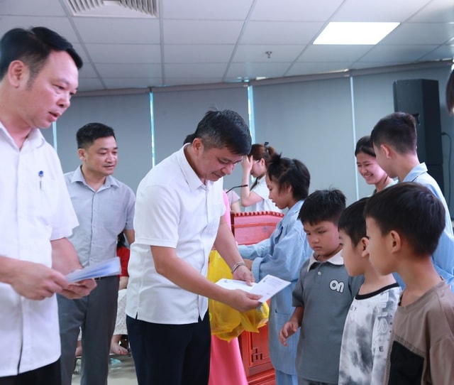 Hàng trăm phần quà đến với bệnh nhi dịp 1/6- Ảnh 5. Hàng trăm phần quà đến với bệnh nhi dịp 1/6- Ảnh 5.