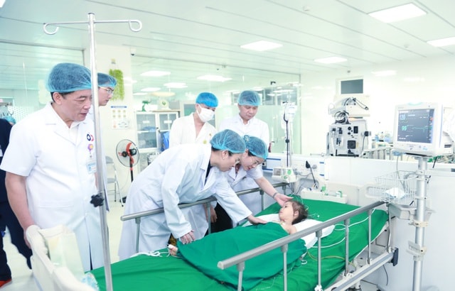 Hàng trăm phần quà đến với bệnh nhi dịp 1/6- Ảnh 1. Hàng trăm phần quà đến với bệnh nhi dịp 1/6- Ảnh 1.