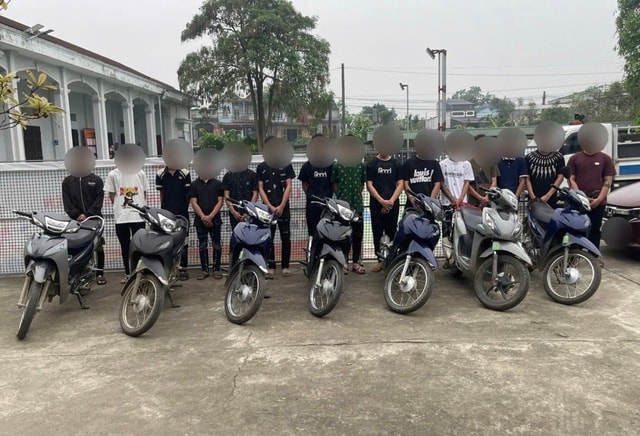 Khởi tố 14 thanh thiếu niên mang dao, kiếm truy đuổi người đi đường trong đêm- Ảnh 1.