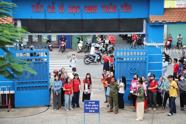TPHCM: Phụ huynh thấp thỏm, thí sinh quyết tâm trong kỳ thi lớp 10 lớn nhất từ trước tới nay- Ảnh 8.