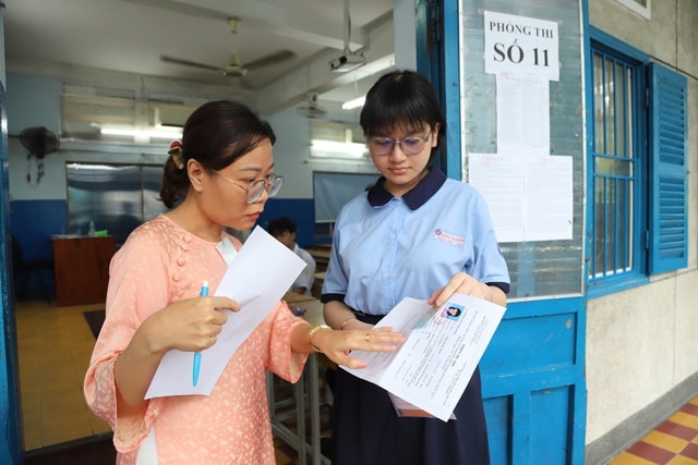 TPHCM: Phụ huynh thấp thỏm, thí sinh quyết tâm trong kỳ thi lớp 10 lớn nhất từ trước tới nay- Ảnh 7.
