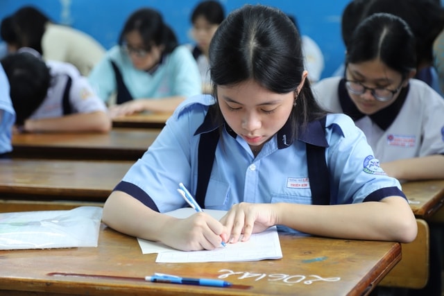 TPHCM: Phụ huynh thấp thỏm, thí sinh quyết tâm trong kỳ thi lớp 10 lớn nhất từ trước tới nay- Ảnh 6.