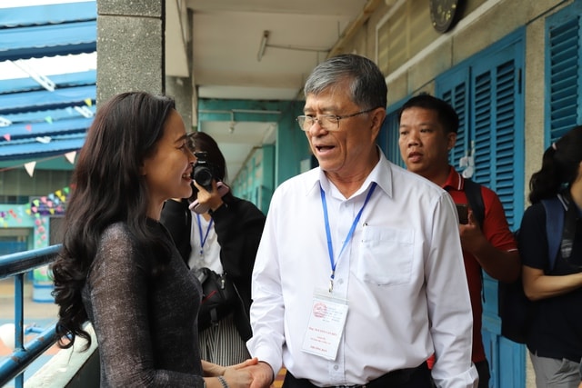 TPHCM: Phụ huynh thấp thỏm, thí sinh quyết tâm trong kỳ thi lớp 10 lớn nhất từ trước tới nay- Ảnh 2.