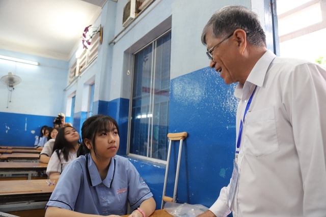 TPHCM: Phụ huynh thấp thỏm, thí sinh quyết tâm trong kỳ thi lớp 10 lớn nhất từ trước tới nay- Ảnh 1.