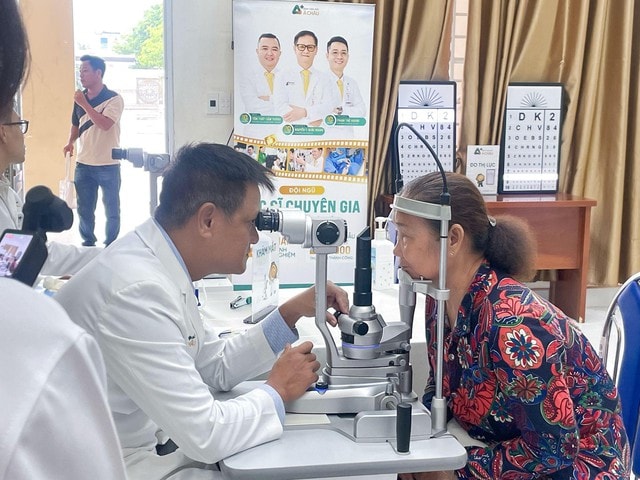 Bệnh viện Mắt Á Châu tầm soát bệnh lý mắt cho người dân Long Hải- Ảnh 2. Bệnh viện Mắt Á Châu tầm soát bệnh lý mắt cho người dân Long Hải- Ảnh 2.