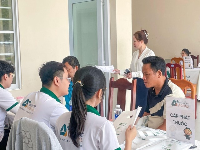 Bệnh viện Mắt Á Châu tầm soát bệnh lý mắt cho người dân Long Hải- Ảnh 3. Bệnh viện Mắt Á Châu tầm soát bệnh lý mắt cho người dân Long Hải- Ảnh 3.