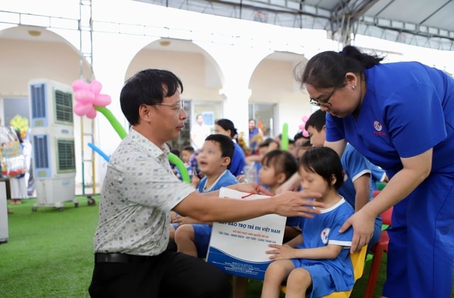 Trao yêu thương, tiếp nghị lực cho trẻ em khuyết tật nhân ngày Quốc tế Thiếu nhi 1/6- Ảnh 4. Trao yêu thương, tiếp nghị lực cho trẻ em khuyết tật nhân ngày Quốc tế Thiếu nhi 1/6- Ảnh 4.