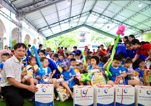 Trao yêu thương, tiếp nghị lực cho trẻ em khuyết tật nhân ngày Quốc tế Thiếu nhi 1/6- Ảnh 9. Trao yêu thương, tiếp nghị lực cho trẻ em khuyết tật nhân ngày Quốc tế Thiếu nhi 1/6- Ảnh 9.