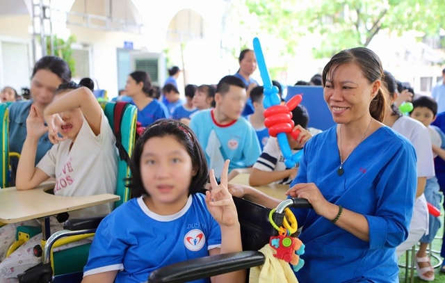 Trao yêu thương, tiếp nghị lực cho trẻ em khuyết tật nhân ngày Quốc tế Thiếu nhi 1/6- Ảnh 1. Trao yêu thương, tiếp nghị lực cho trẻ em khuyết tật nhân ngày Quốc tế Thiếu nhi 1/6- Ảnh 1.