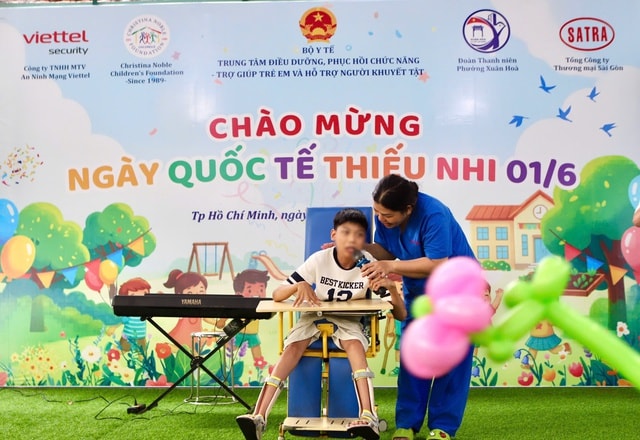 Trao yêu thương, tiếp nghị lực cho trẻ em khuyết tật nhân ngày Quốc tế Thiếu nhi 1/6- Ảnh 3. Trao yêu thương, tiếp nghị lực cho trẻ em khuyết tật nhân ngày Quốc tế Thiếu nhi 1/6- Ảnh 3.