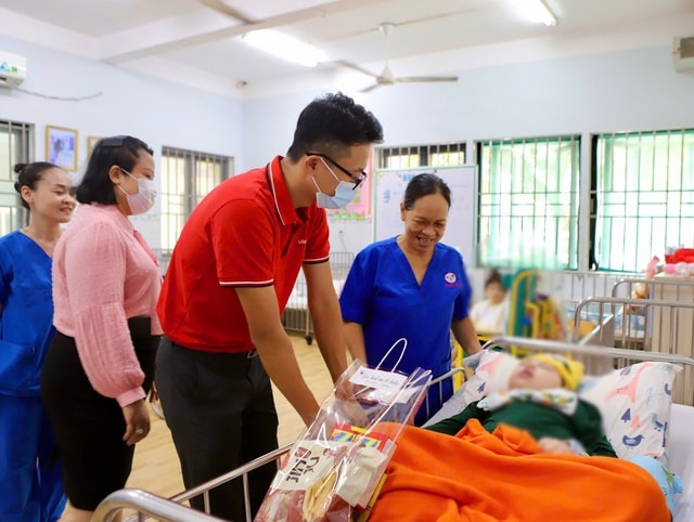 Trao yêu thương, tiếp nghị lực cho trẻ em khuyết tật nhân ngày Quốc tế Thiếu nhi 1/6- Ảnh 10. Trao yêu thương, tiếp nghị lực cho trẻ em khuyết tật nhân ngày Quốc tế Thiếu nhi 1/6- Ảnh 10.