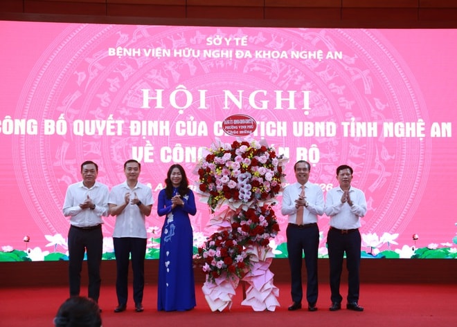 Tân Giám đốc Bệnh viện Hữu nghị Đa khoa Nghệ An: Xây dựng bệnh viện thông minh, chuyên nghiệp và hiện đại- Ảnh 8. Tân Giám đốc Bệnh viện Hữu nghị Đa khoa Nghệ An: Xây dựng bệnh viện thông minh, chuyên nghiệp và hiện đại- Ảnh 8.