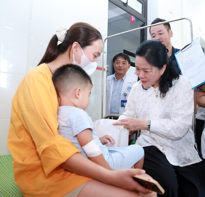 Hàng trăm phần quà đến với bệnh nhi dịp 1/6- Ảnh 3. Hàng trăm phần quà đến với bệnh nhi dịp 1/6- Ảnh 3.