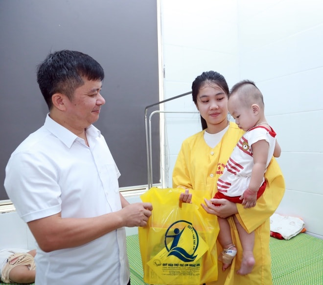 Hàng trăm phần quà đến với bệnh nhi dịp 1/6- Ảnh 4. Hàng trăm phần quà đến với bệnh nhi dịp 1/6- Ảnh 4.