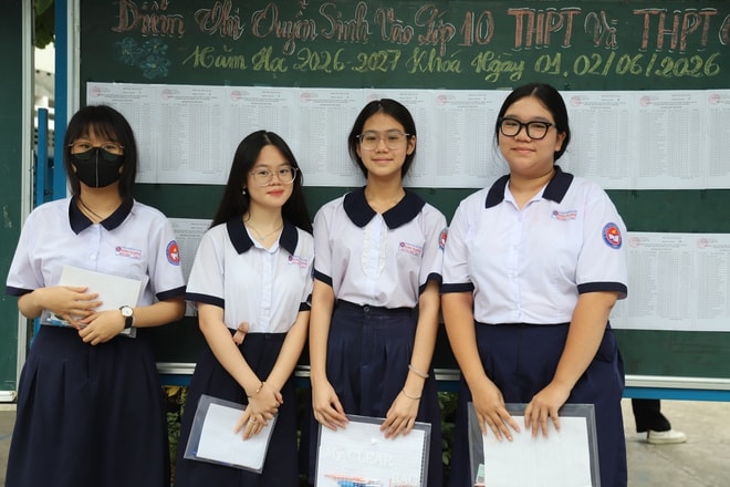 TPHCM: Phụ huynh thấp thỏm, thí sinh quyết tâm trong kỳ thi lớp 10 lớn nhất từ trước tới nay- Ảnh 3.