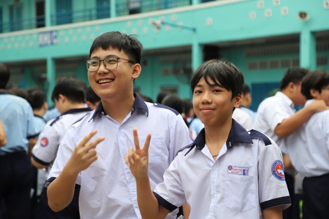 TPHCM: Phụ huynh thấp thỏm, thí sinh quyết tâm trong kỳ thi lớp 10 lớn nhất từ trước tới nay- Ảnh 4.