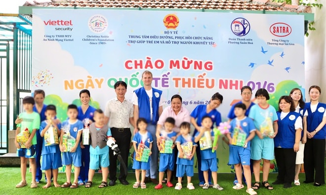 Trao yêu thương, tiếp nghị lực cho trẻ em khuyết tật nhân ngày Quốc tế Thiếu nhi 1/6- Ảnh 6. Trao yêu thương, tiếp nghị lực cho trẻ em khuyết tật nhân ngày Quốc tế Thiếu nhi 1/6- Ảnh 6.