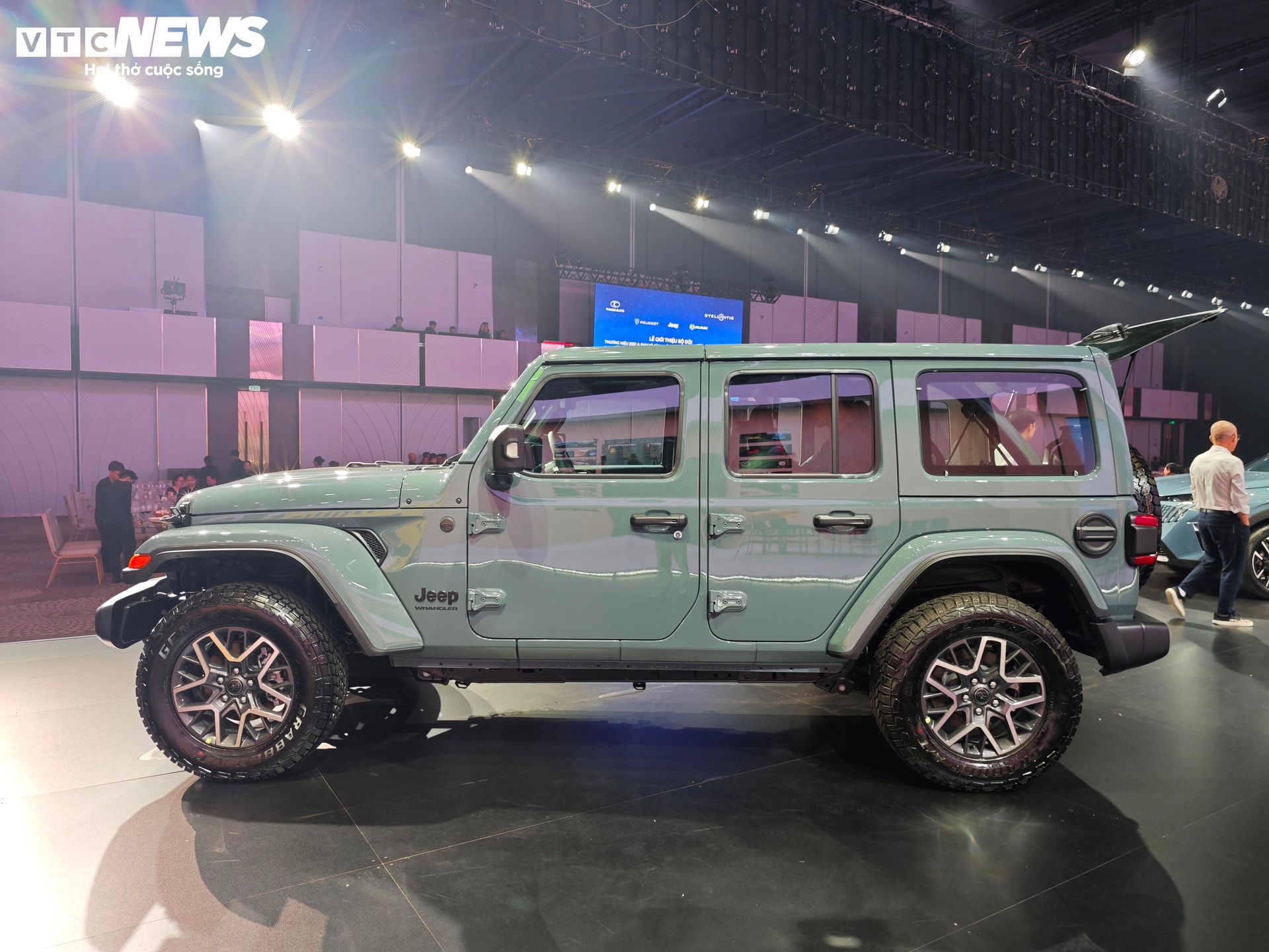 Tổng thể diện mạo vuông vức và cơ bắp đặc trưng của Jeep Wrangler đời 2026 vừa về Việt Nam.