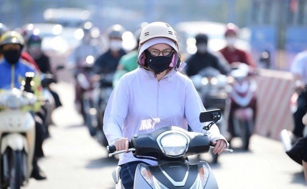 Miền Bắc lại chính thức bước vào cao điểm đợt nắng nóng gay gắt diện rộng- Ảnh 1. Miền Bắc lại chính thức bước vào cao điểm đợt nắng nóng gay gắt diện rộng- Ảnh 1.